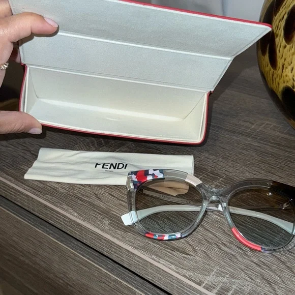Fendi Oversized Cat-Eye Sunglasses - Picture 6 of 6